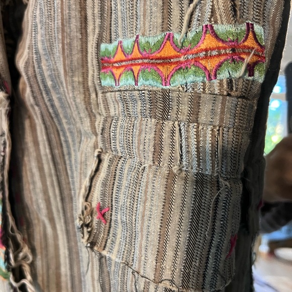 Adorable Aziz Embroidered Striped Blazer button needs a lil’ stitcheroo - Picture 9 of 14